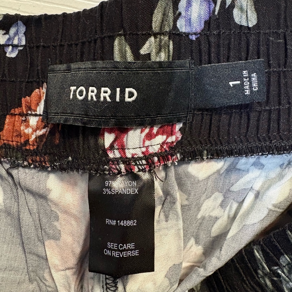 Torrid floral pattern rayon cropped drawstring pull-on pants. Size 1. EUC!! - Picture 5 of 6